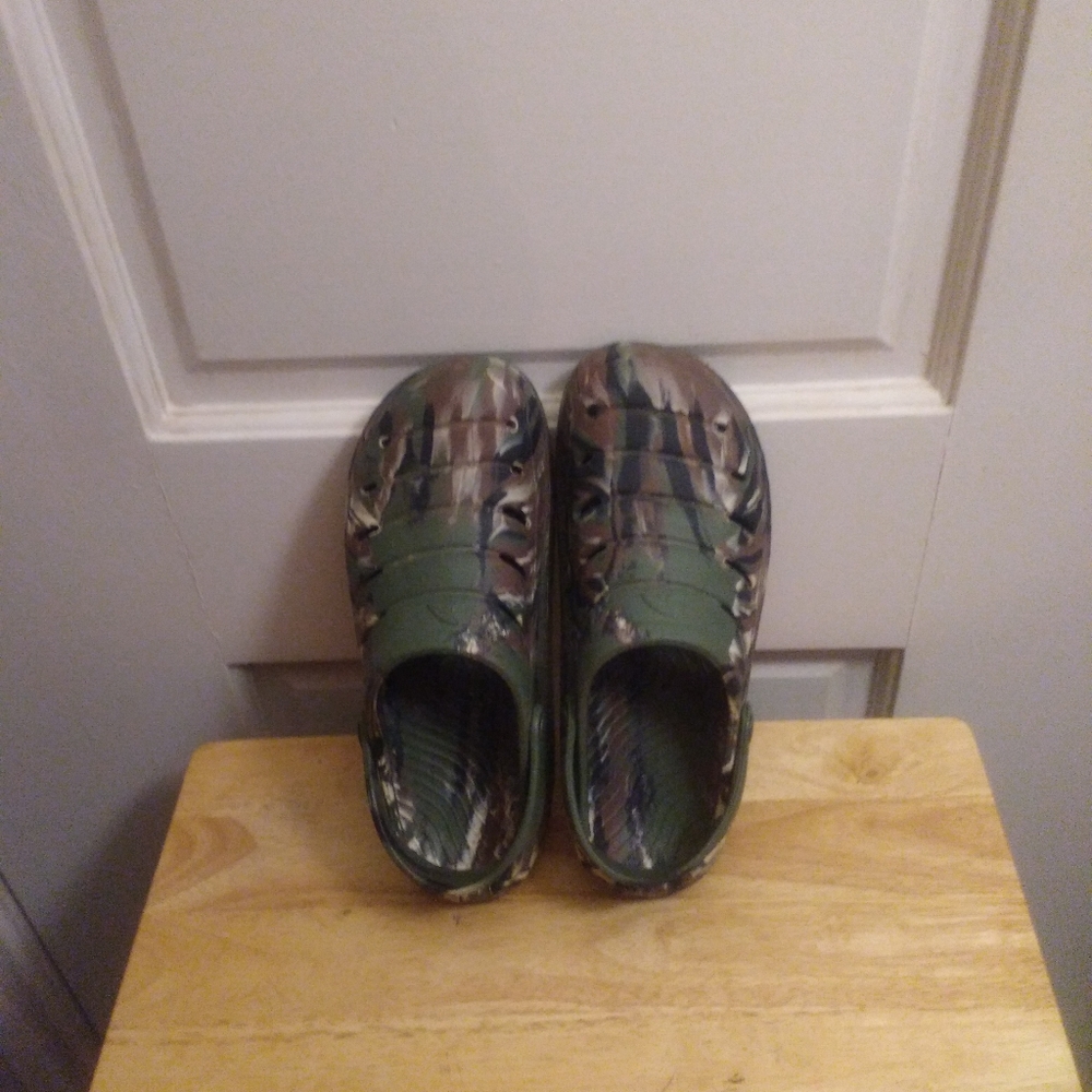 Camo green Crocs Size 9 Men's